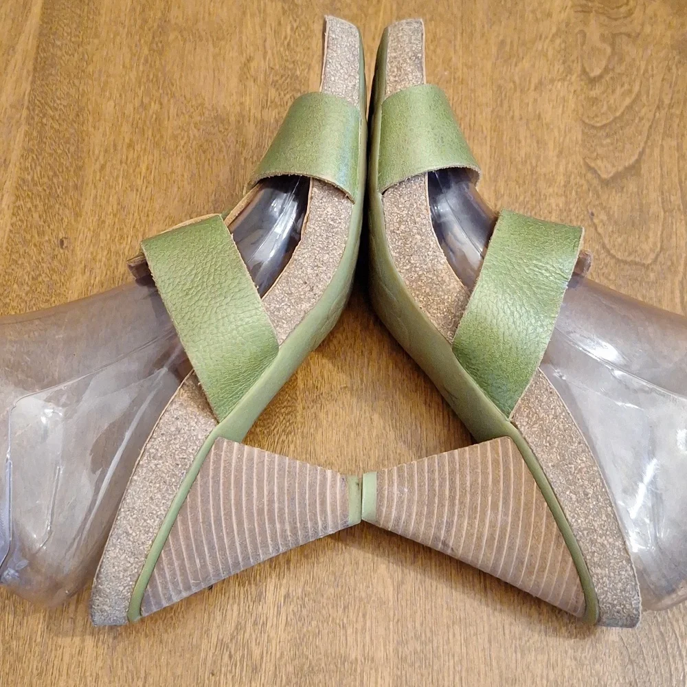 Kork-Ease Green Leather Sandals - Picture 3 of 16